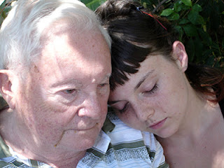 Padre con depreión e hija dándole apoyo