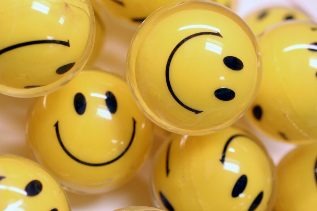 Bolas amarillas con cara sonriente