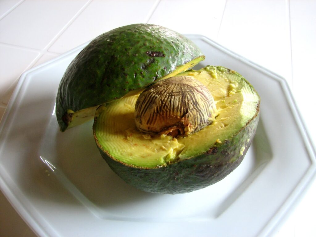 Aguacate partido por la mitad