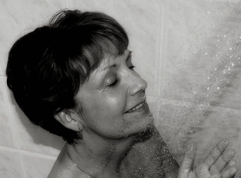 Mujer duchándose