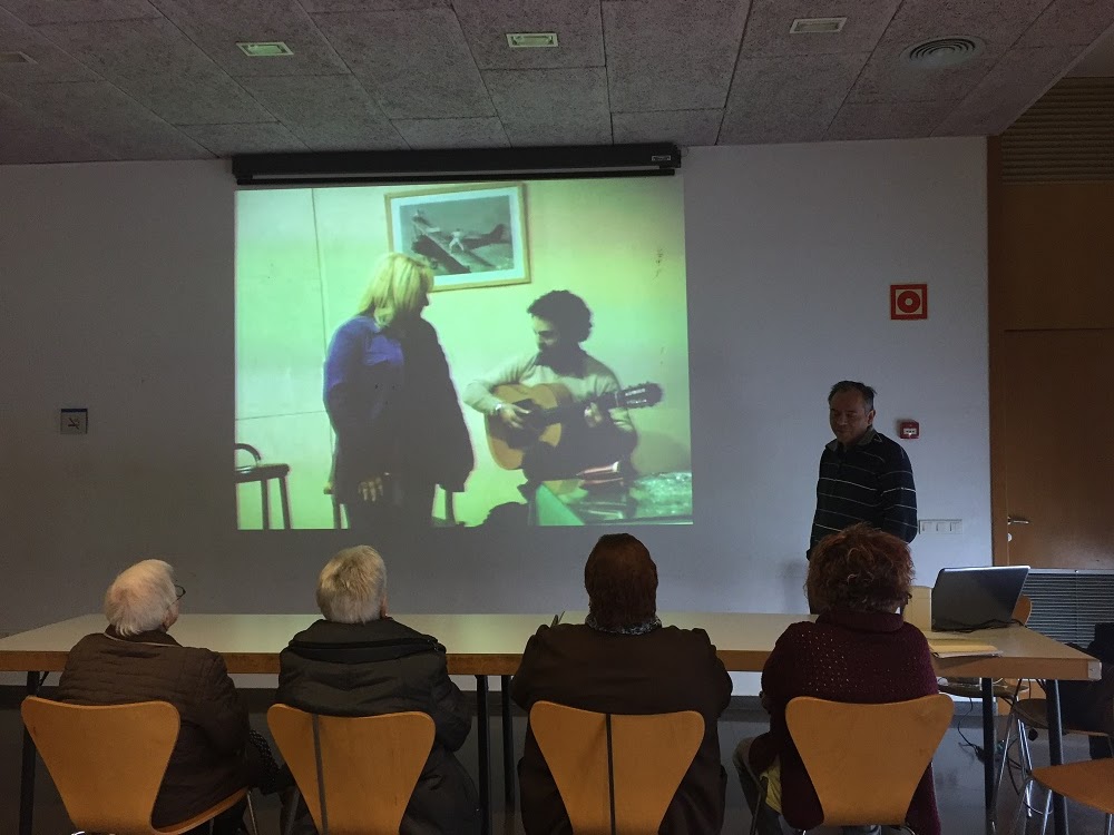 Personas mayores vídeos un vídeo proyectado en una clase