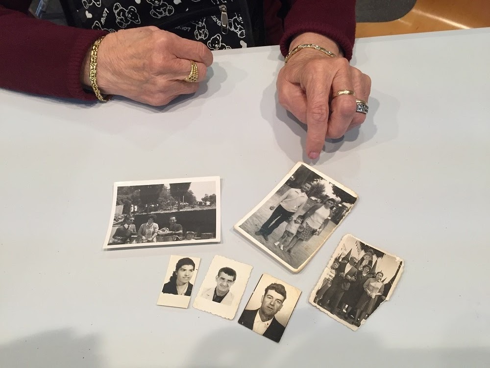 Fotos antiguas sobre una mesa
