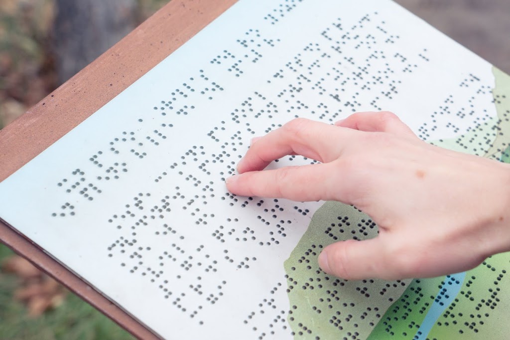 Persona leyendo en braille