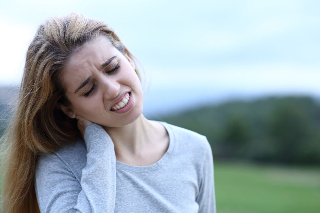 Chica con dolor de cuello