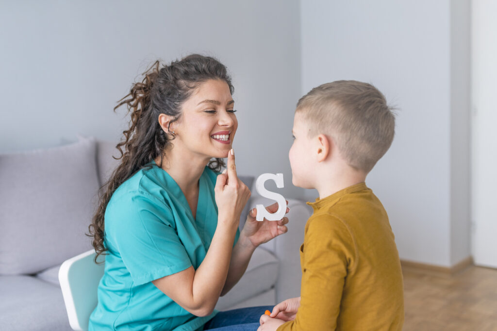Terapeuta ayudando a un niño