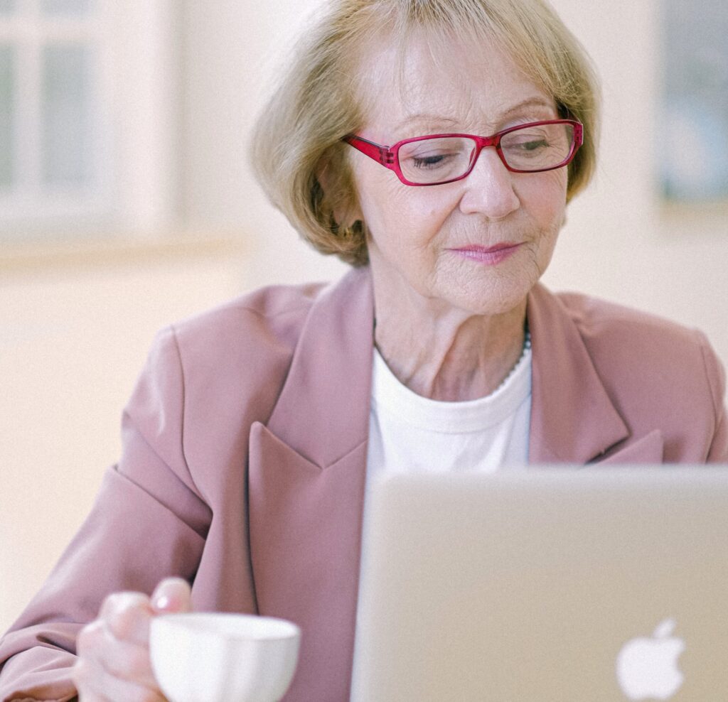 Senyora gran fent servir la tecnologia