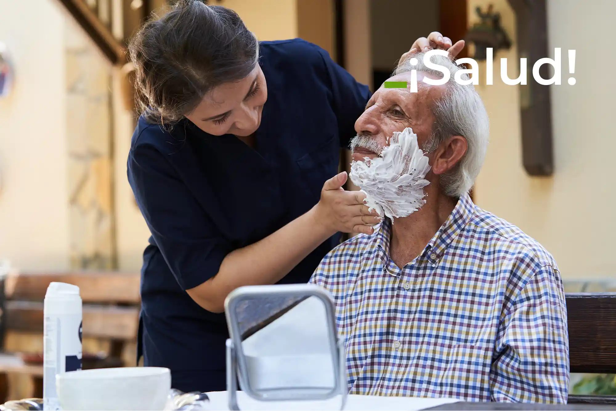 Hombre mayor siendo afeitado por una cuidadora de Atlantida Dependencia