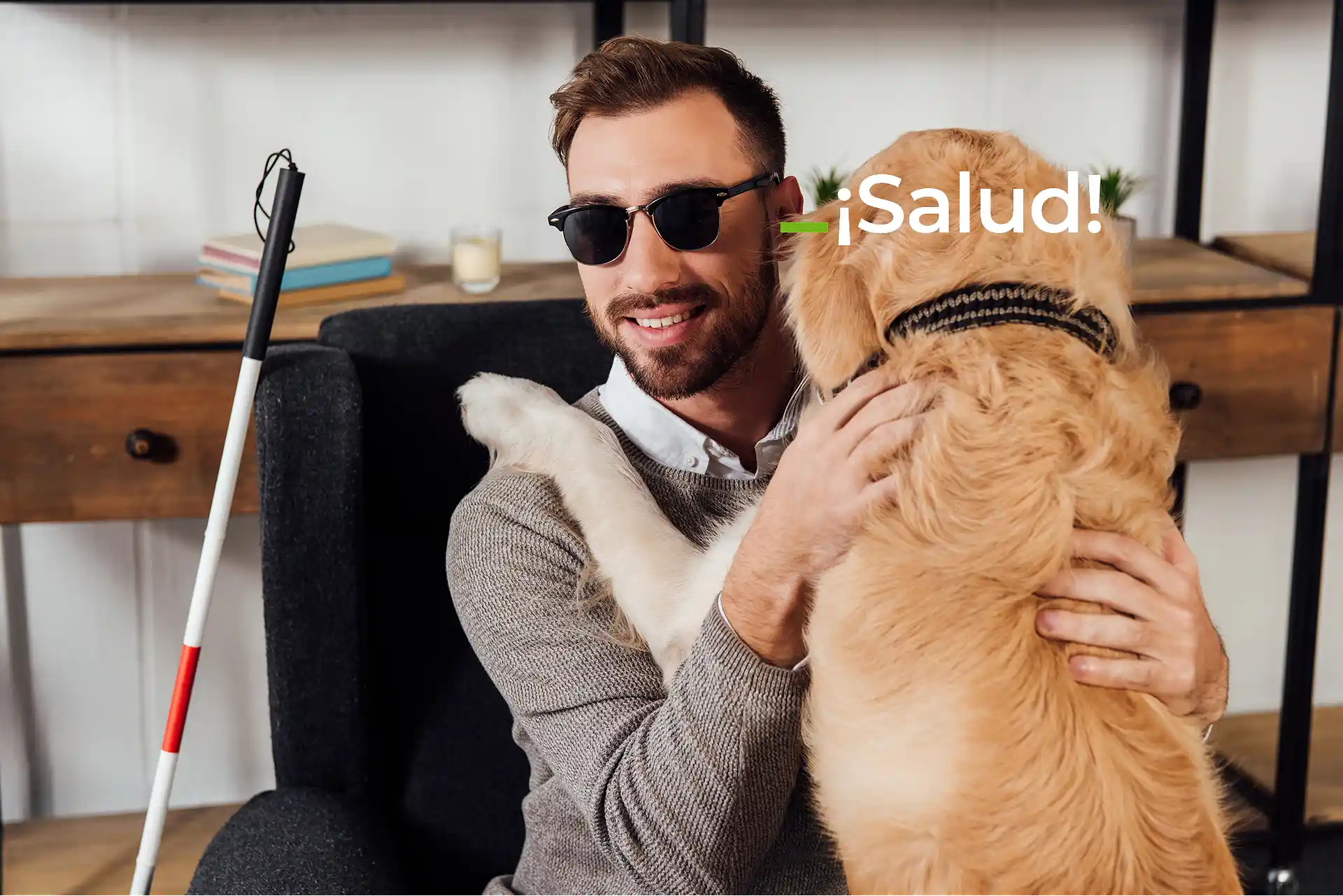 Persona invidente con su perro lazarillo