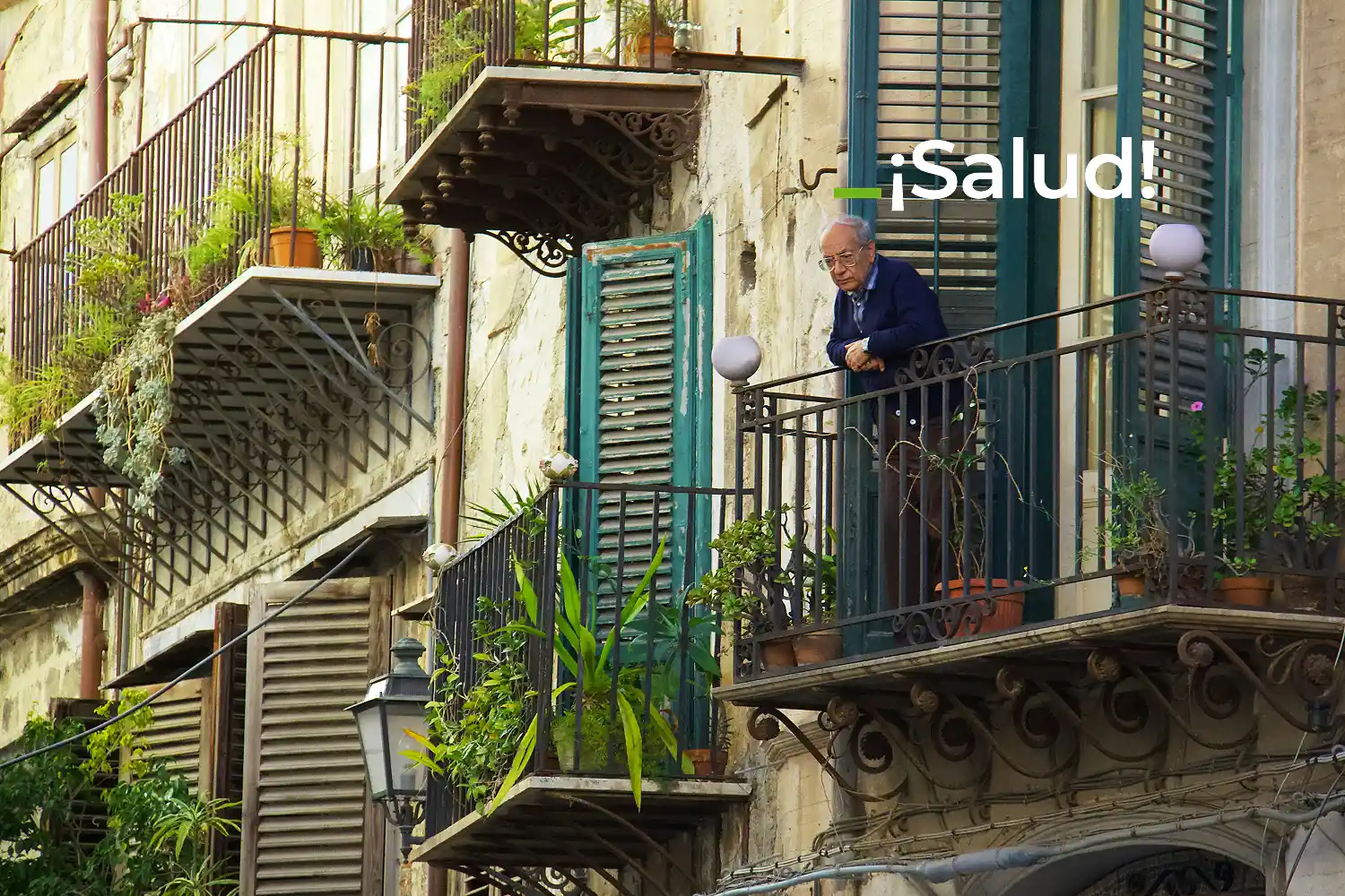 Señor mirando por el balcón de su casa