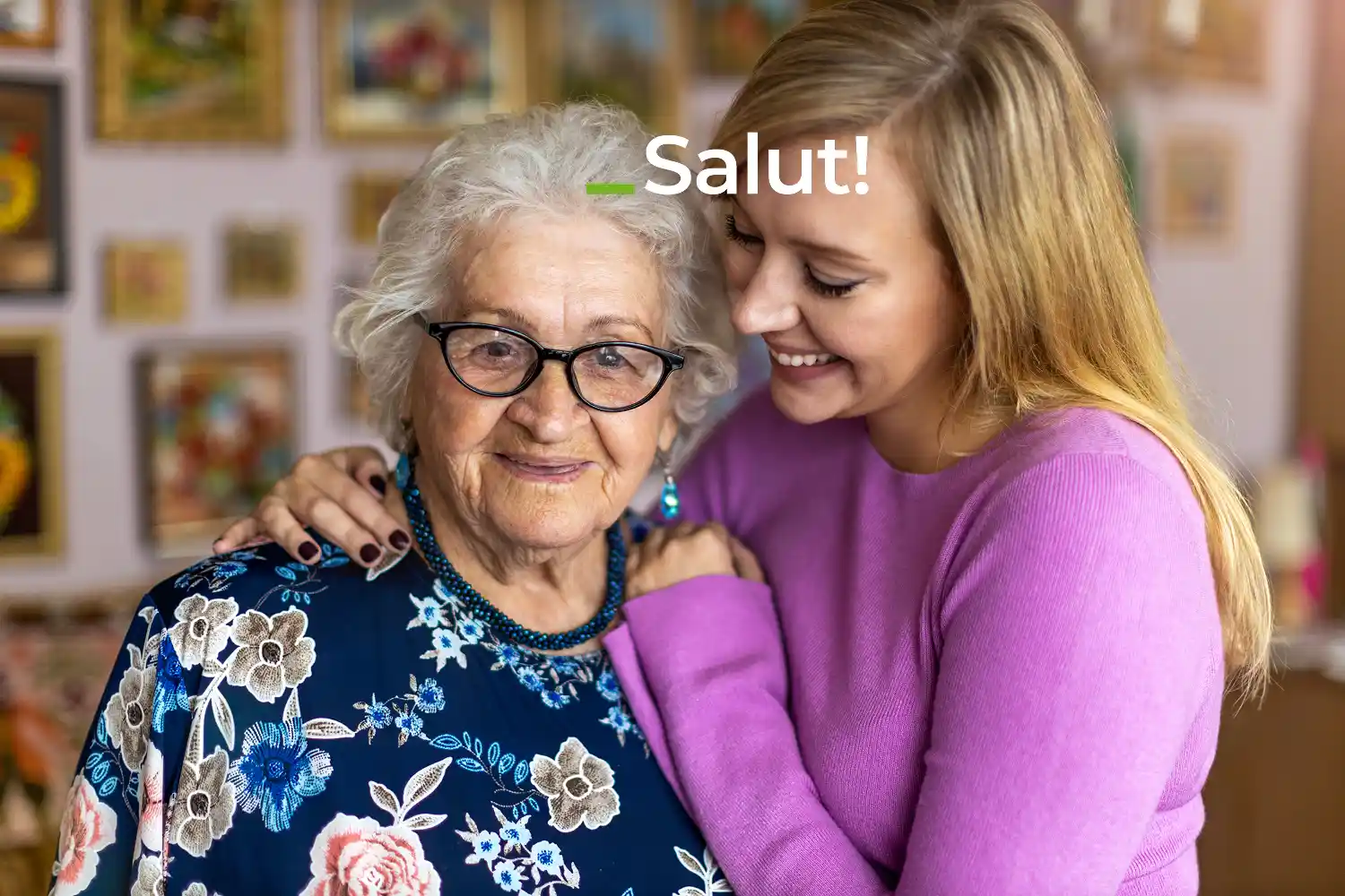 Mujer mayor y cuidadora sonriendo