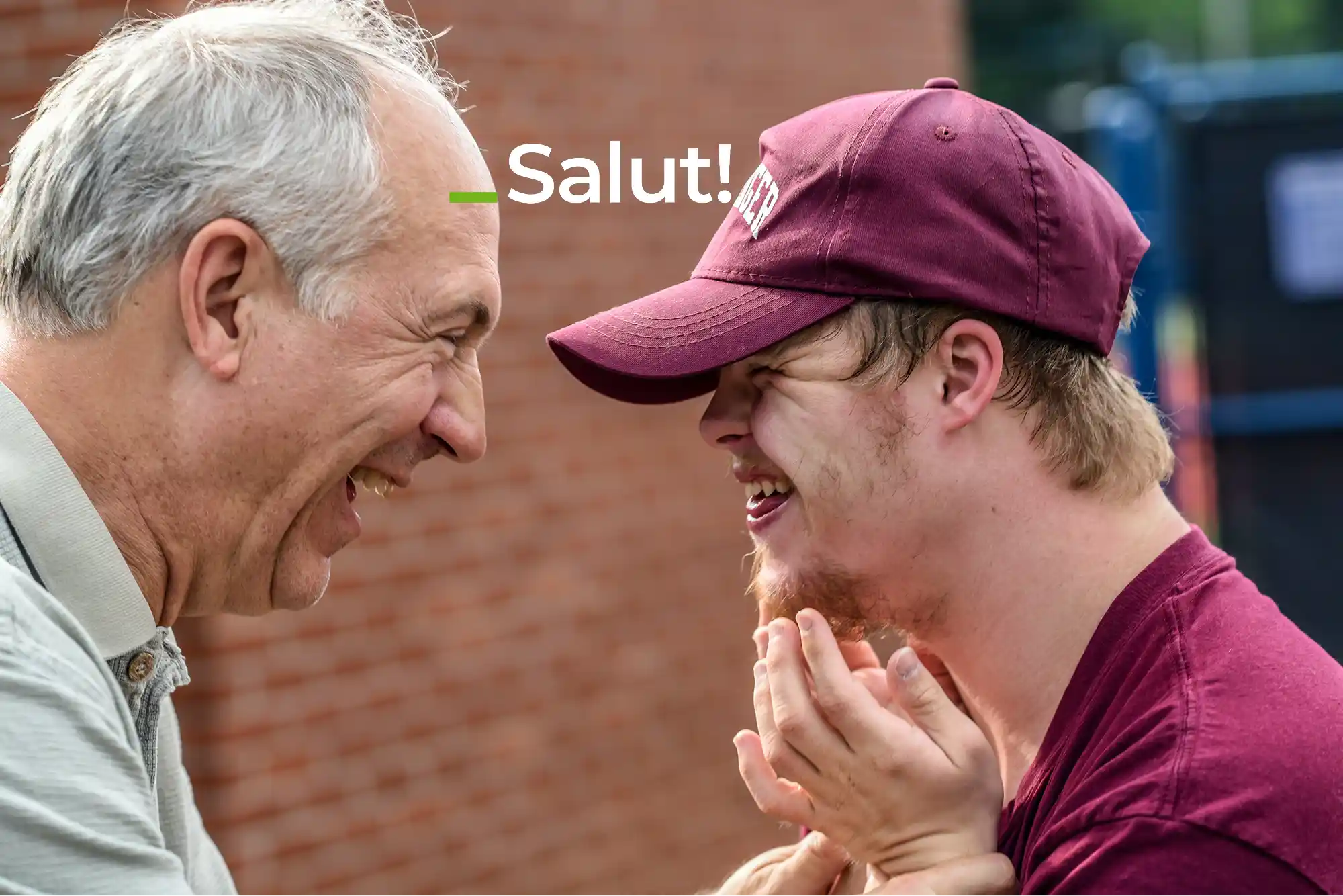 Pare e hijo con sindrome de down, sonriendo