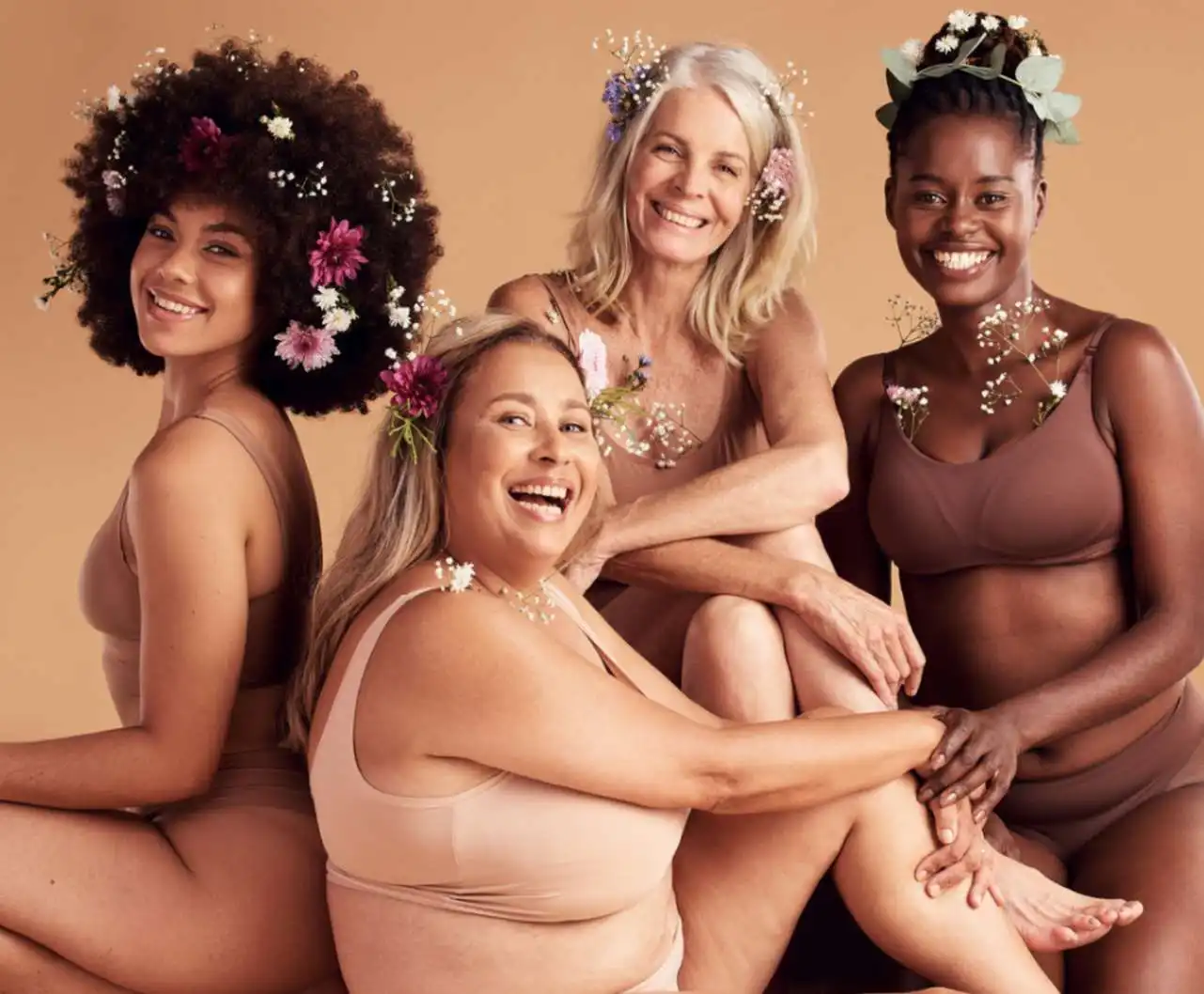 Quatre dones somrient en roba interior