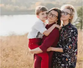 Dues mares abraçant el seu fill