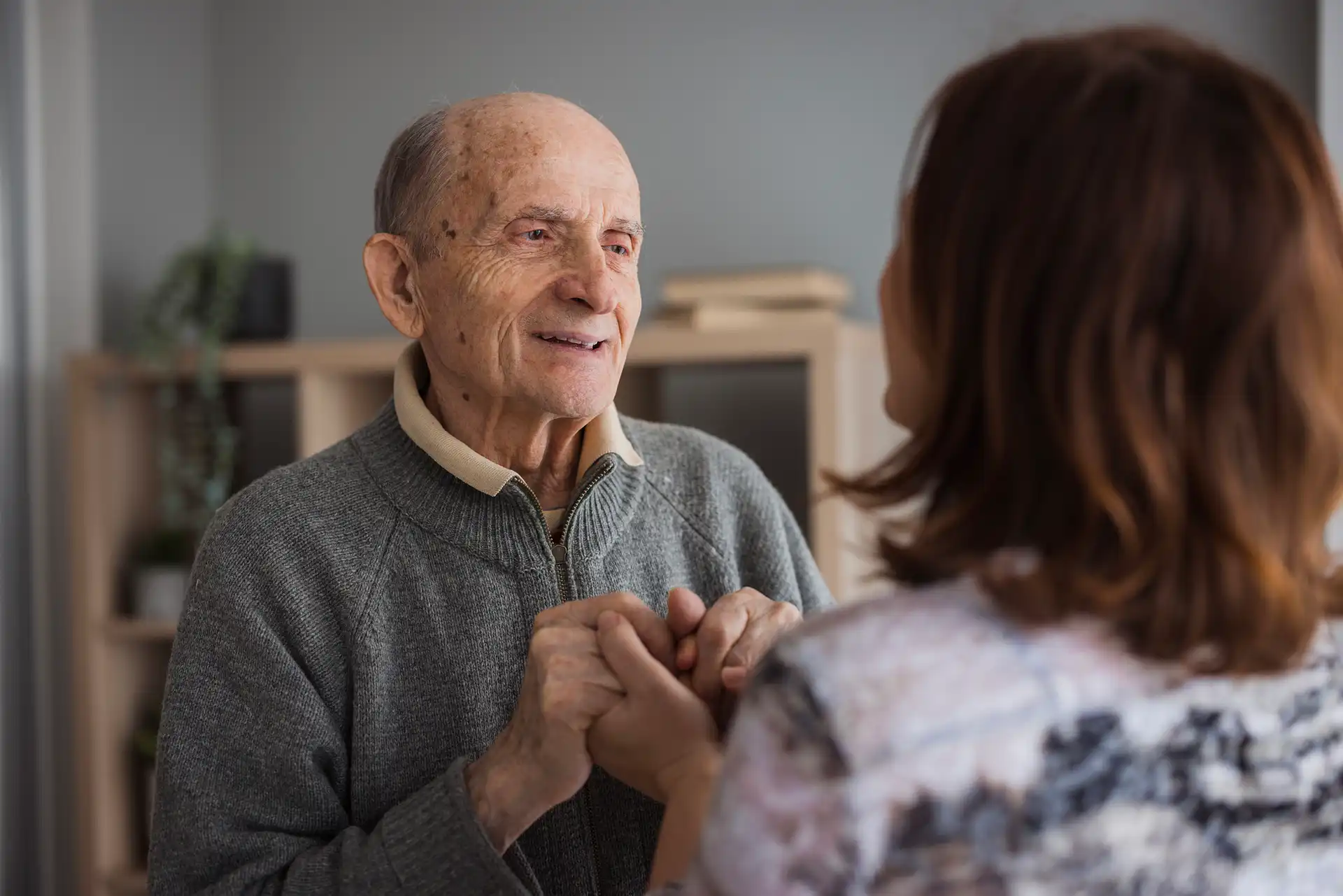 Persona mayor y cuidador mirándose
