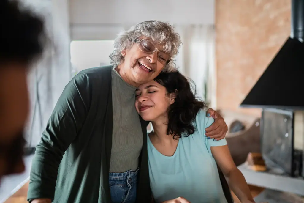 Mujeres dándose un abrazo
