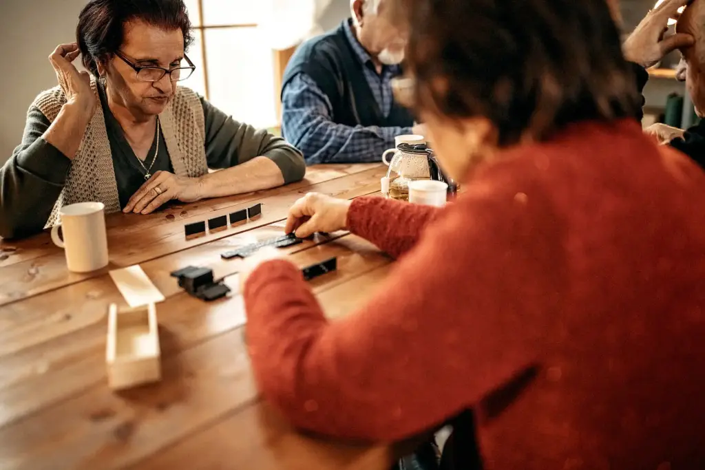 Personas mayores jugando al Dominó